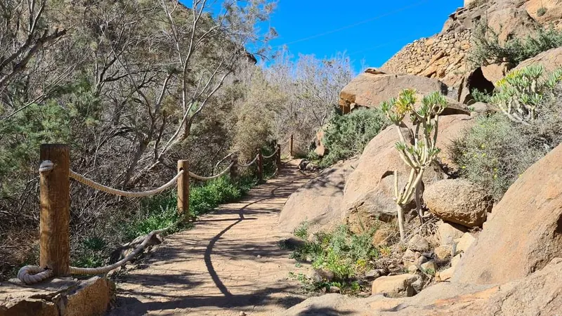 Wanderweg durch die Schlucht