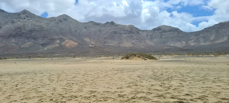 Der lange Strand von Cofete vor den Bergen von Jandía