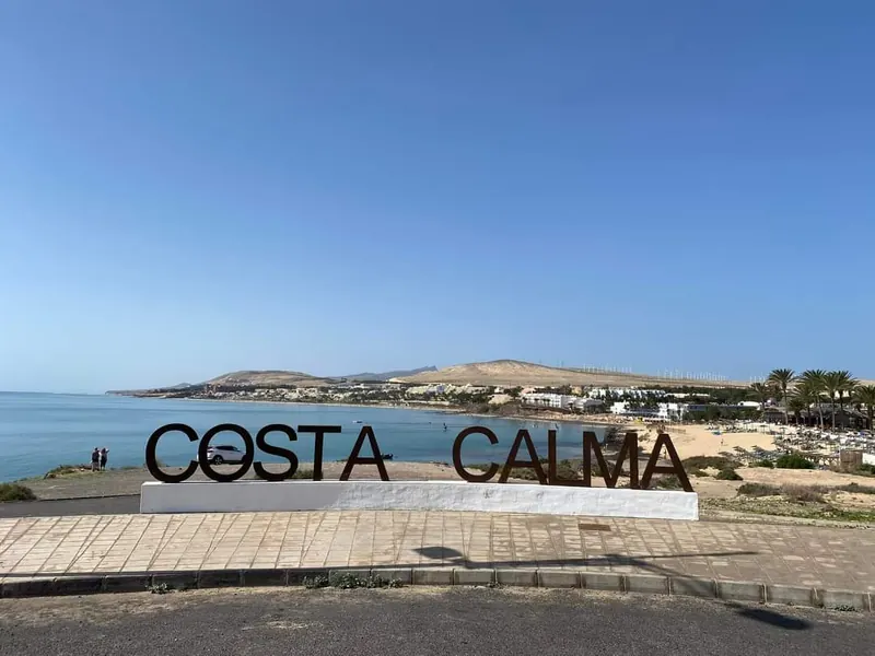 Schriftzug „Costa Calma“ an der Strandpromenade