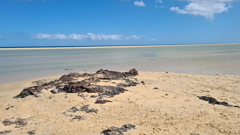 Flache Lagune mit hellem Sand im Süden der Insel