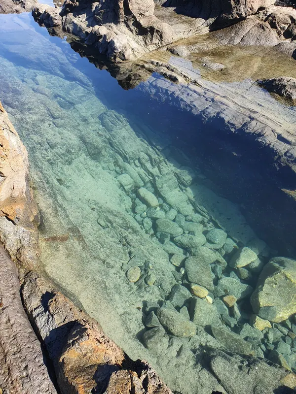 Klares Naturbecken zwischen Felsen an der Küste