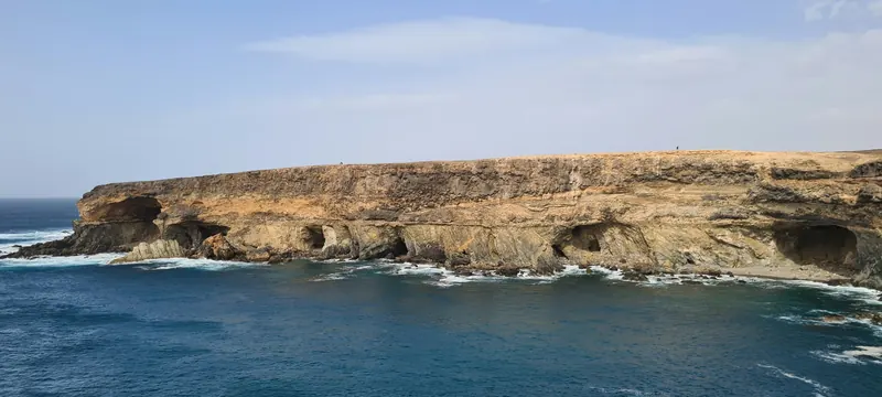 Steilküste mit Höhlen über dem Atlantik