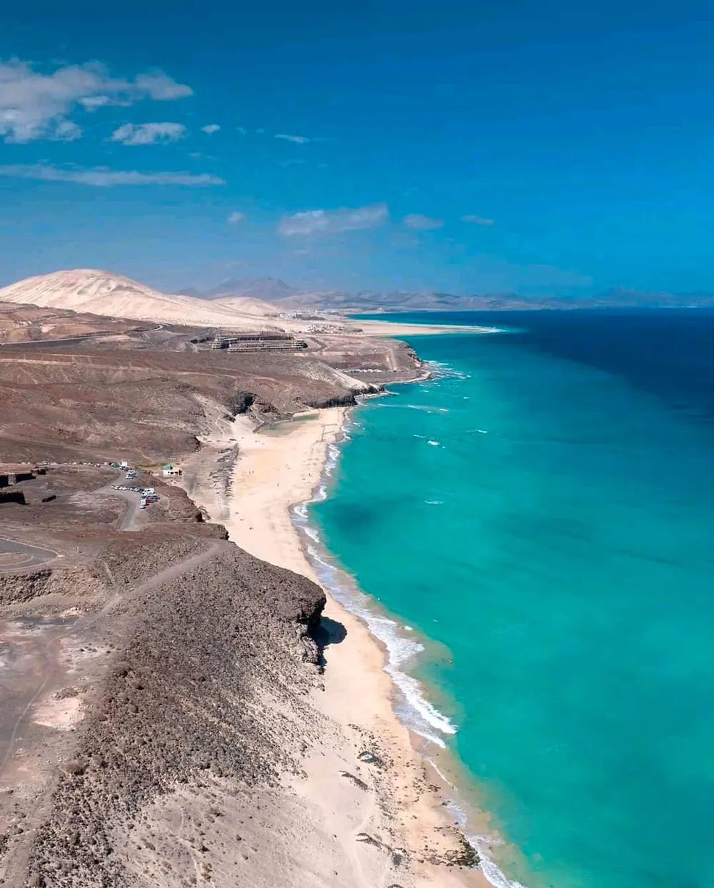Luftbild der Küste im Süden Fuerteventuras mit türkisem Wasser und hellem Sandstrand
