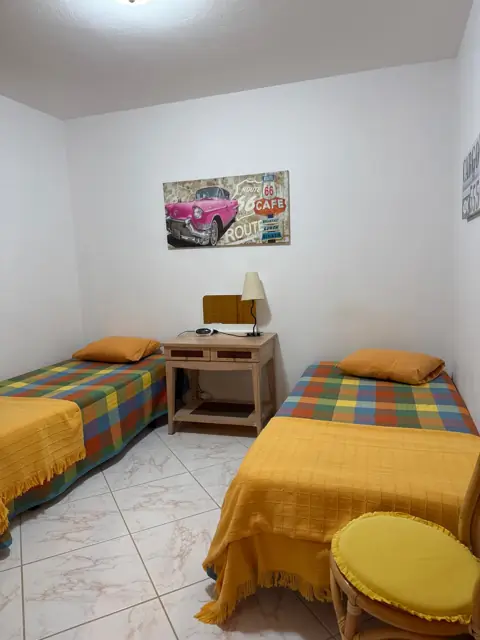 Zweites Schlafzimmer mit zwei Einzelbetten
