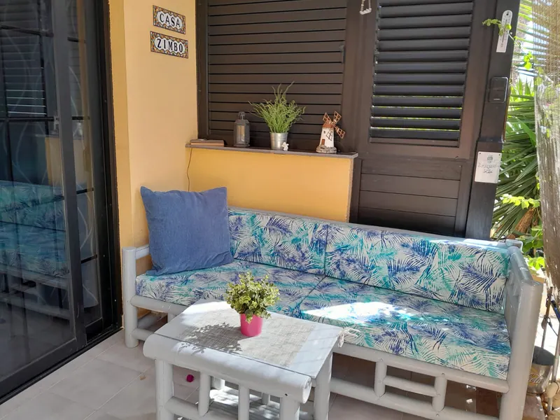 Terrasse mit Loungesofa und blauen Kissen