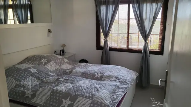 Abdunkelbares Schlafzimmer mit Queensize-Bett